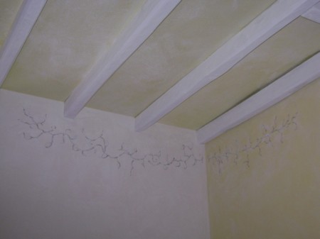 Peinture à la caséine froissée et frise